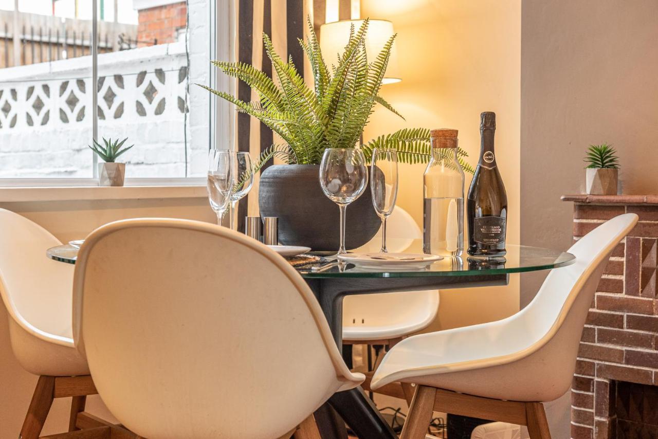 3 Bedroom Home Sleeps 5 Close To Chester City Centre Welcomes Couples, Small Groups, Families And Contractors Exteriör bild