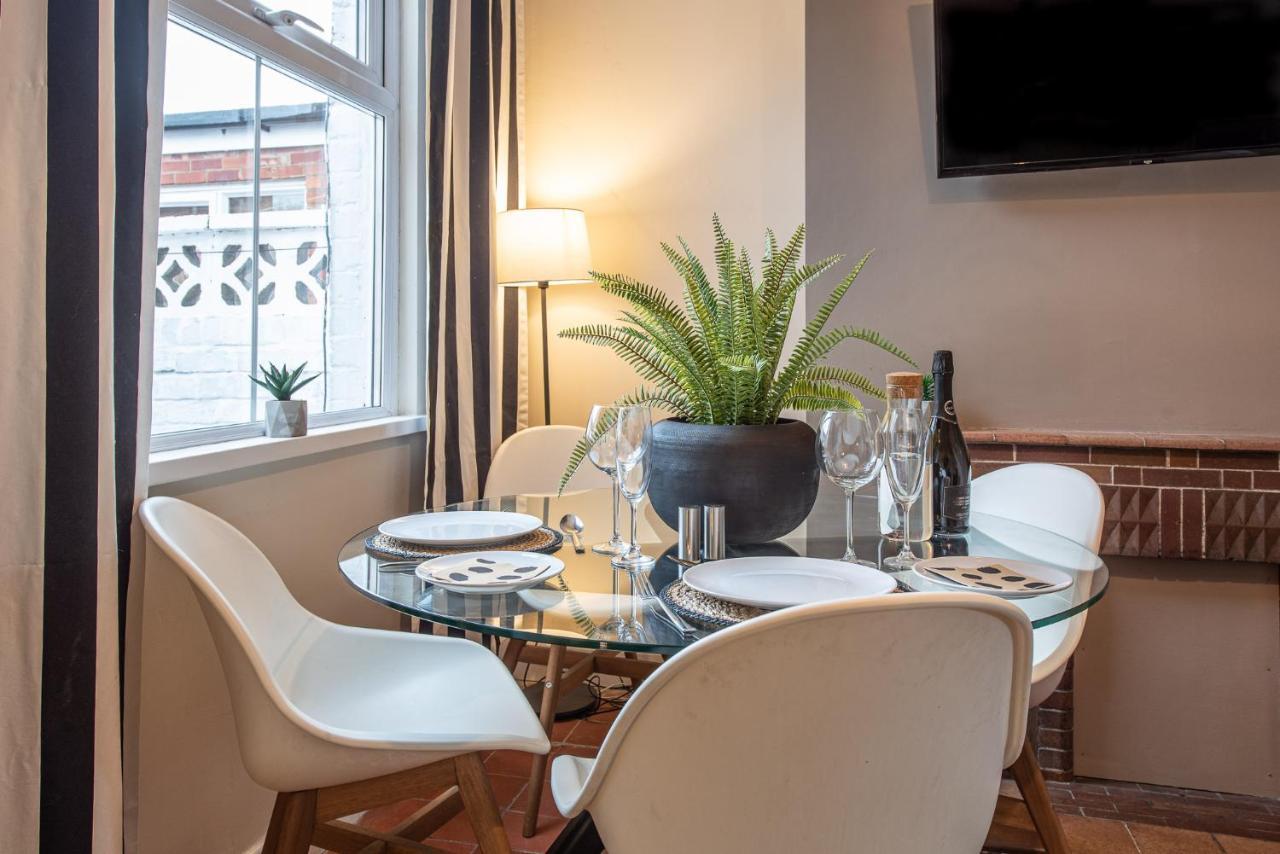 3 Bedroom Home Sleeps 5 Close To Chester City Centre Welcomes Couples, Small Groups, Families And Contractors Exteriör bild