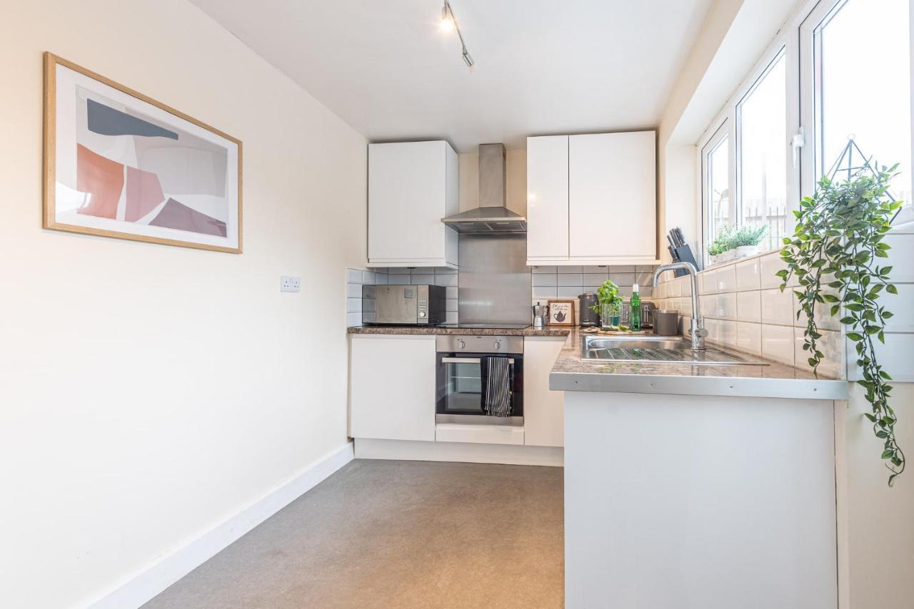 3 Bedroom Home Sleeps 5 Close To Chester City Centre Welcomes Couples, Small Groups, Families And Contractors Exteriör bild