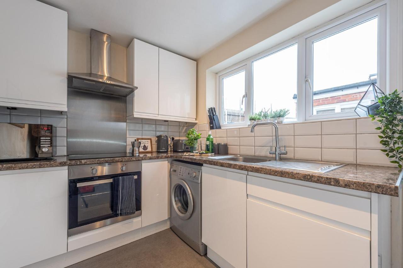 3 Bedroom Home Sleeps 5 Close To Chester City Centre Welcomes Couples, Small Groups, Families And Contractors Exteriör bild