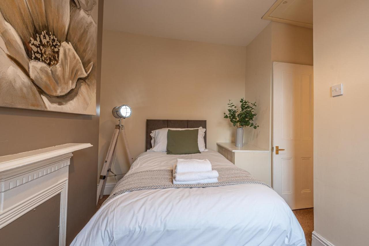 3 Bedroom Home Sleeps 5 Close To Chester City Centre Welcomes Couples, Small Groups, Families And Contractors Exteriör bild
