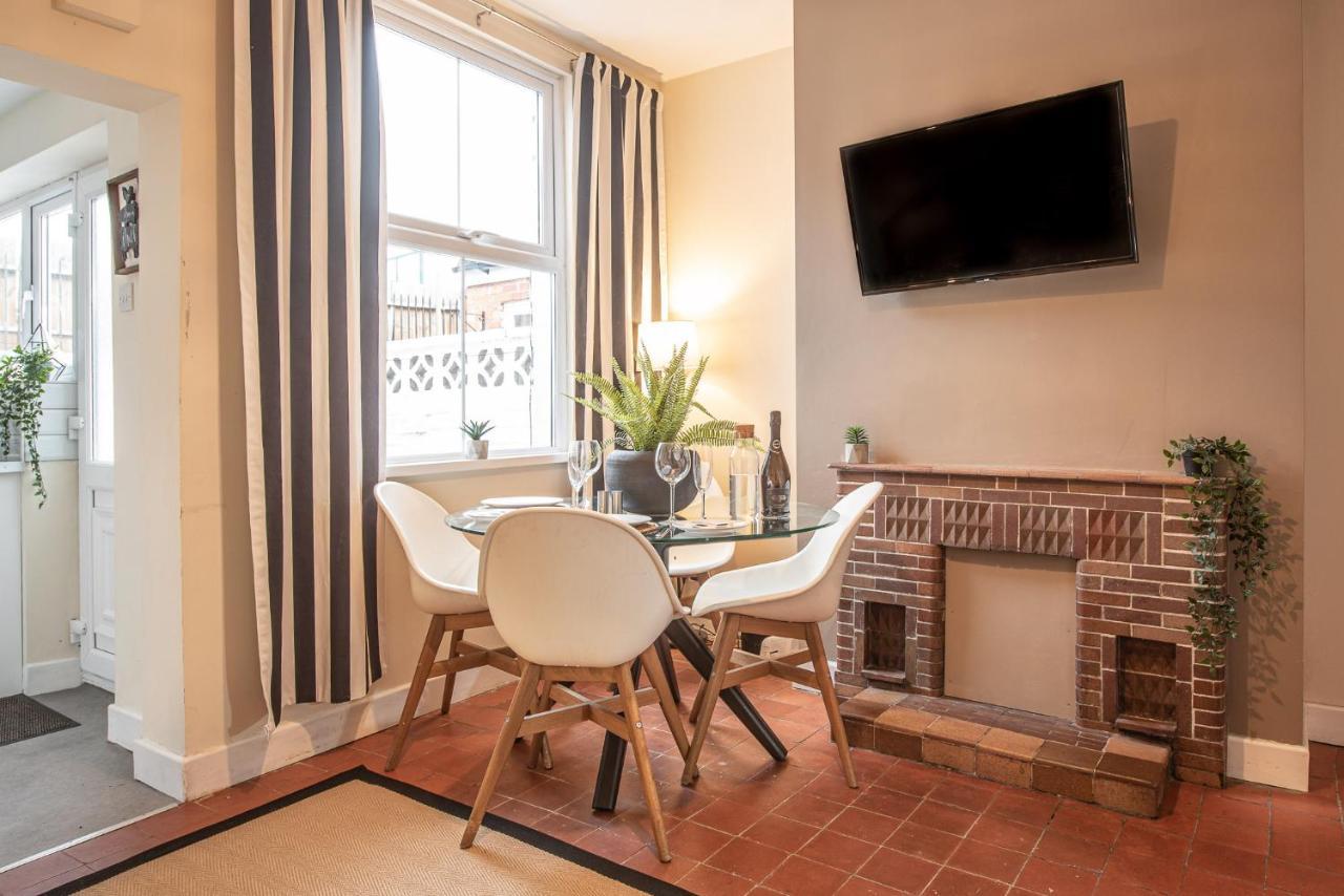 3 Bedroom Home Sleeps 5 Close To Chester City Centre Welcomes Couples, Small Groups, Families And Contractors Exteriör bild