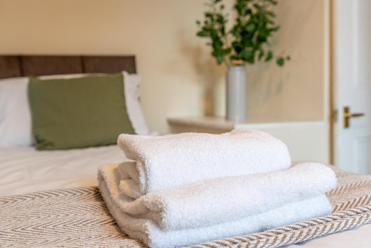 3 Bedroom Home Sleeps 5 Close To Chester City Centre Welcomes Couples, Small Groups, Families And Contractors Exteriör bild