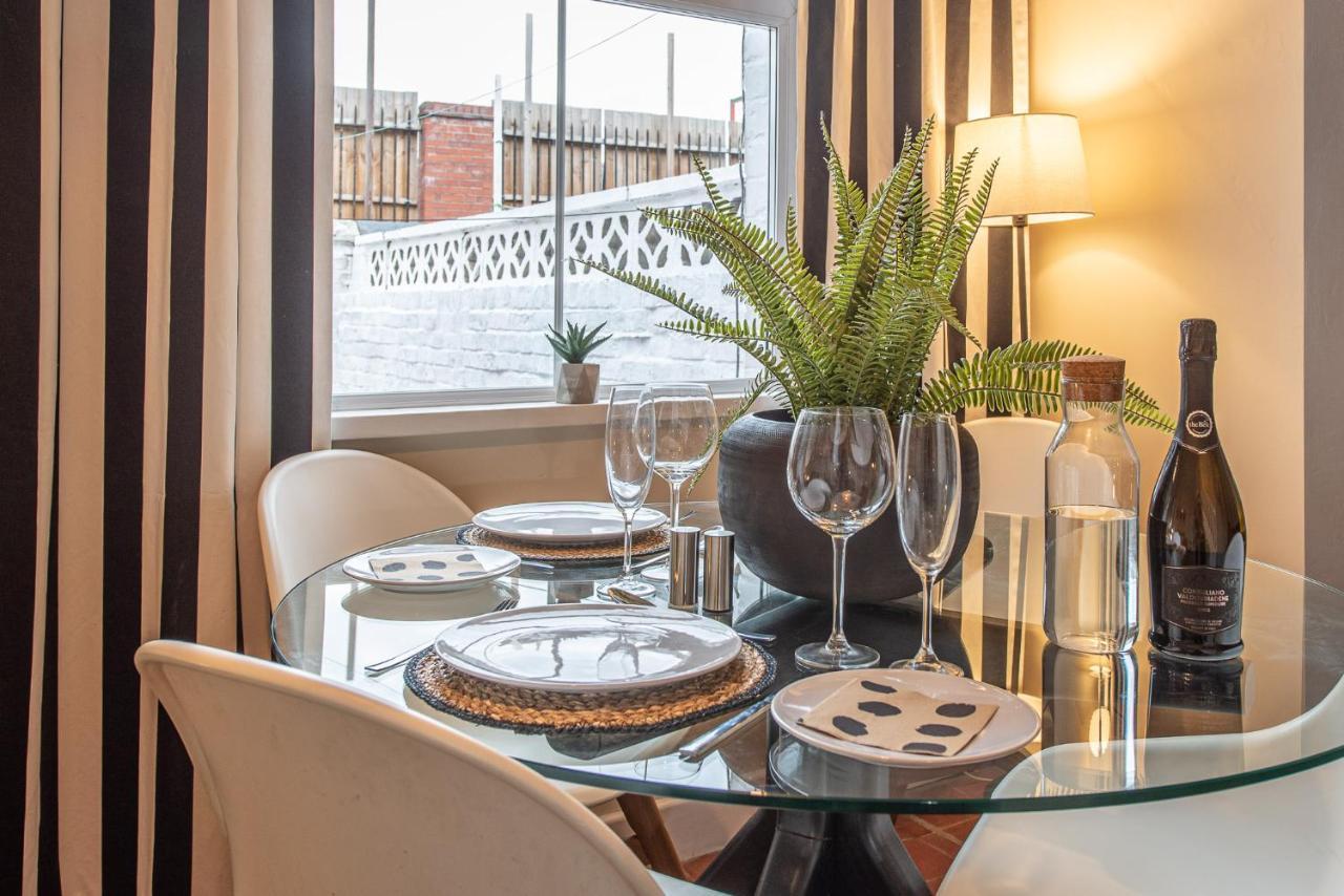 3 Bedroom Home Sleeps 5 Close To Chester City Centre Welcomes Couples, Small Groups, Families And Contractors Exteriör bild