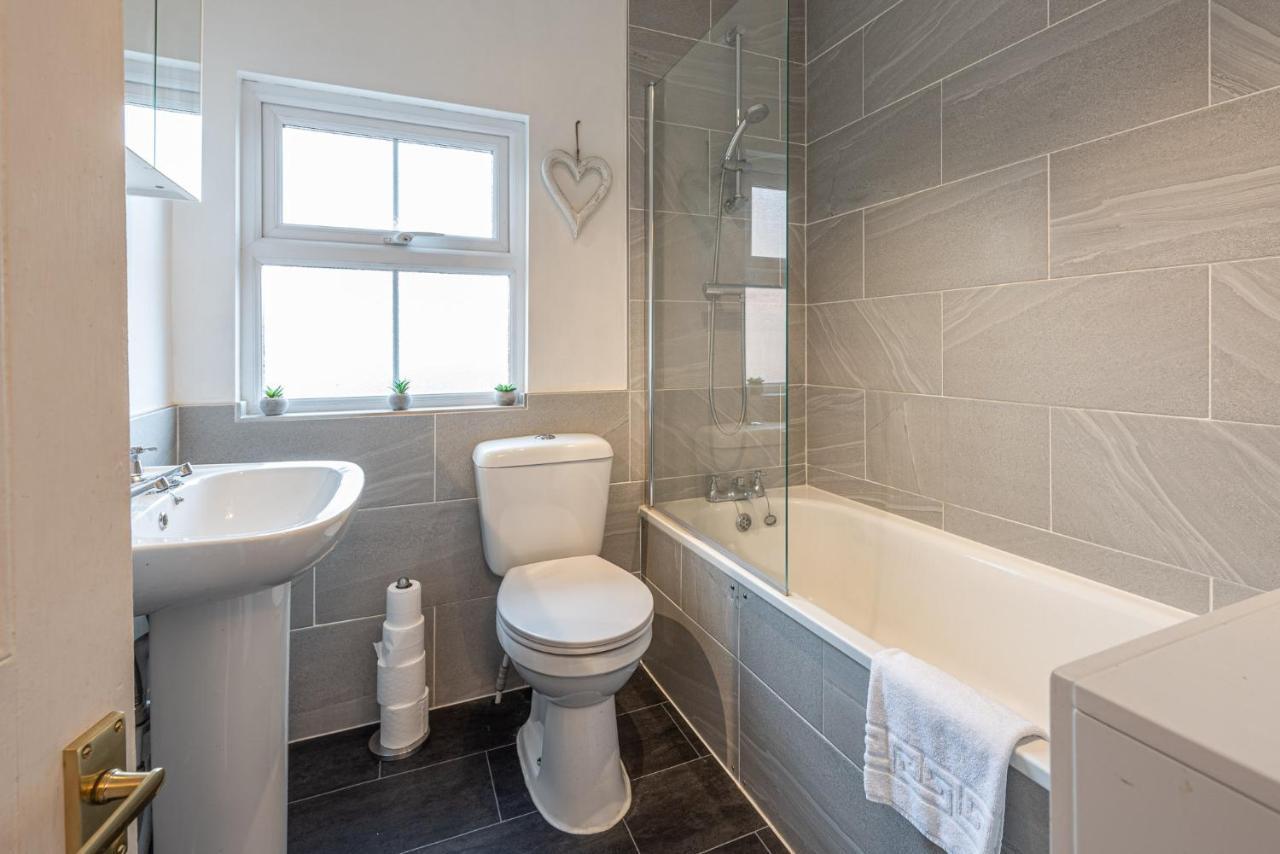 3 Bedroom Home Sleeps 5 Close To Chester City Centre Welcomes Couples, Small Groups, Families And Contractors Exteriör bild